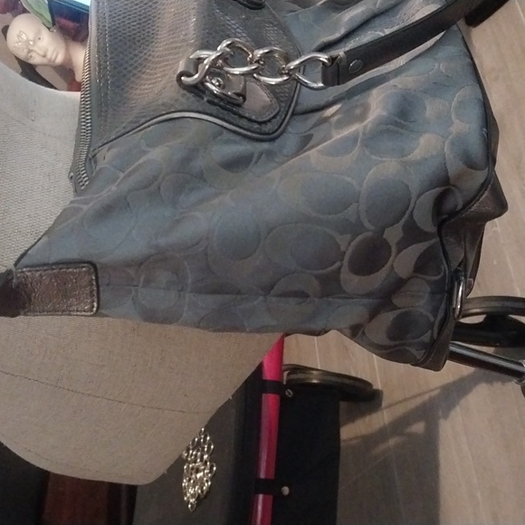 Coach w/extra chain - Picture 6 of 9